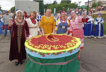 Пирог весом более 30 килограммов от Селтинских кооператоров