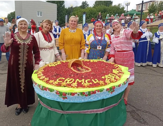 Пирог весом более 30 килограммов от Селтинских кооператоров